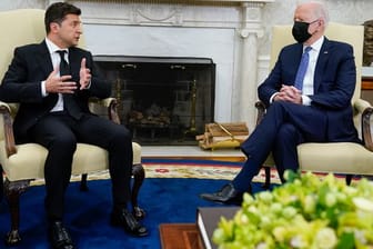 US-Präsident Joe Biden (r) und Wolodymyr Oleksandrowytsch Selenskyj, Präsident der Ukraine, während eines Gespräches im Oval Office.