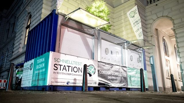 Die Omikron-Variante des Coronavirus breitet sich in Deutschland rasant aus. Die Omikron-Variante des Coronavirus breitet sich in Deutschland rasant aus.