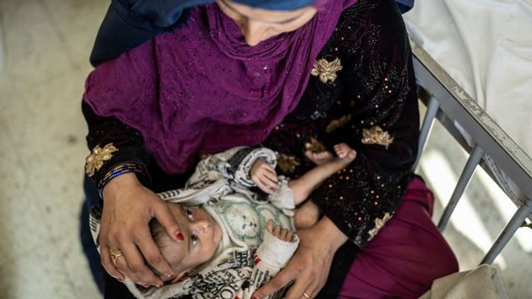 Eine Mutter mit ihrem vier Monate alten Baby auf einer Station für Unterernährung in Afghanistans Haupstadt Kabul.