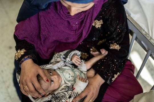 Eine Mutter mit ihrem vier Monate alten Baby auf einer Station für Unterernährung in Afghanistans Haupstadt Kabul.