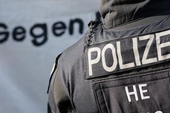 Frankfurter Polizist im Einsatz (Archivbild): Es wird in mehreren Fällen weiter wegen Rechtsextremismusverdacht ermittelt.