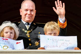 Fürst Albert mit seinen Zwillingen Prinzessin Gabriella und Prinz Jacques: Die beiden Siebenjährigen sind auf einem Foto mit ihren beiden älteren Halbgeschwistern zu sehen.