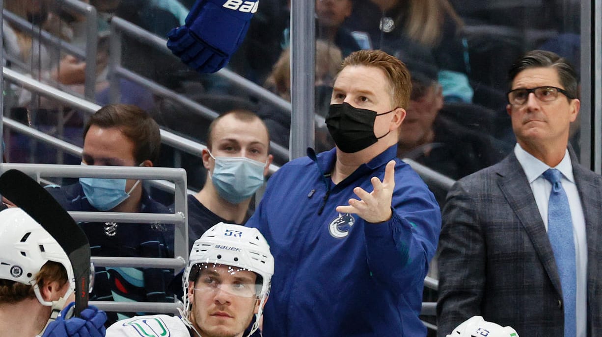 Brian Hamilton, Zeugwart der Vancouver Canucks in blauer Jacke: Der auffällig dunkle Leberfleck an seinem Hals erregte die Aufmerksamkeit einer jungen Zuschauerin.