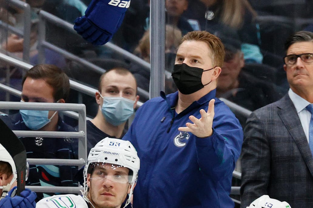 Brian Hamilton, Zeugwart der Vancouver Canucks in blauer Jacke: Der auffällig dunkle Leberfleck an seinem Hals erregte die Aufmerksamkeit einer jungen Zuschauerin.