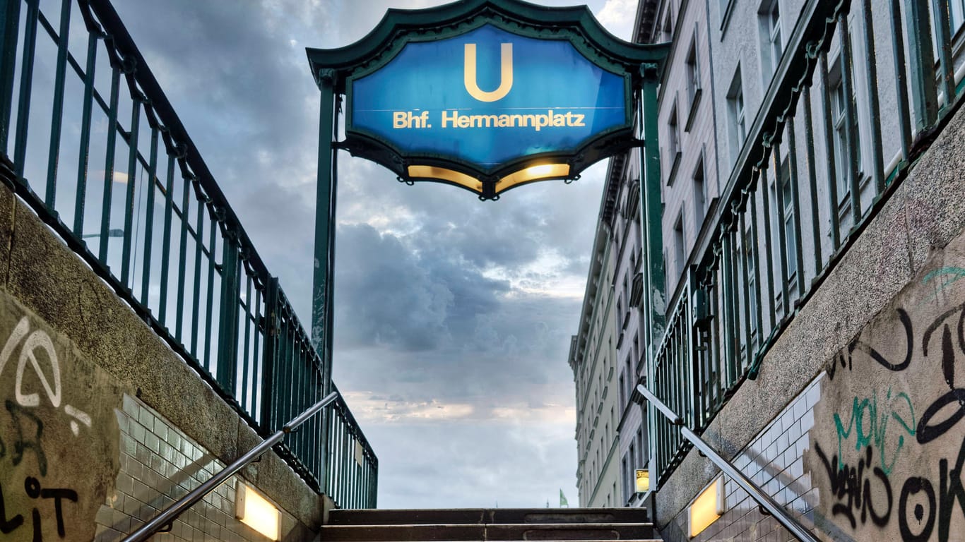 U-Bahnhof Hermannplatz in Berlin (Symbolfoto): Die Polizei untersuchte in der Nacht eine Flüssigkeit, die dort verschüttet worden war.