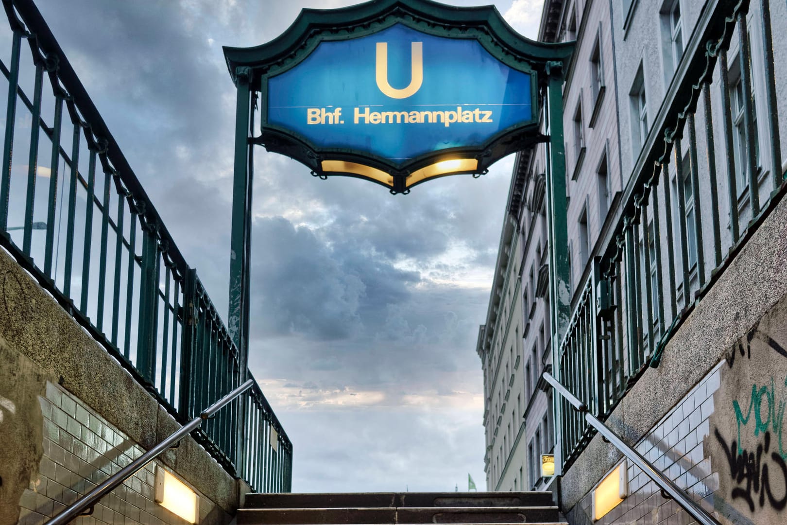 U-Bahnhof Hermannplatz in Berlin (Symbolfoto): Die Polizei untersuchte in der Nacht eine Flüssigkeit, die dort verschüttet worden war.