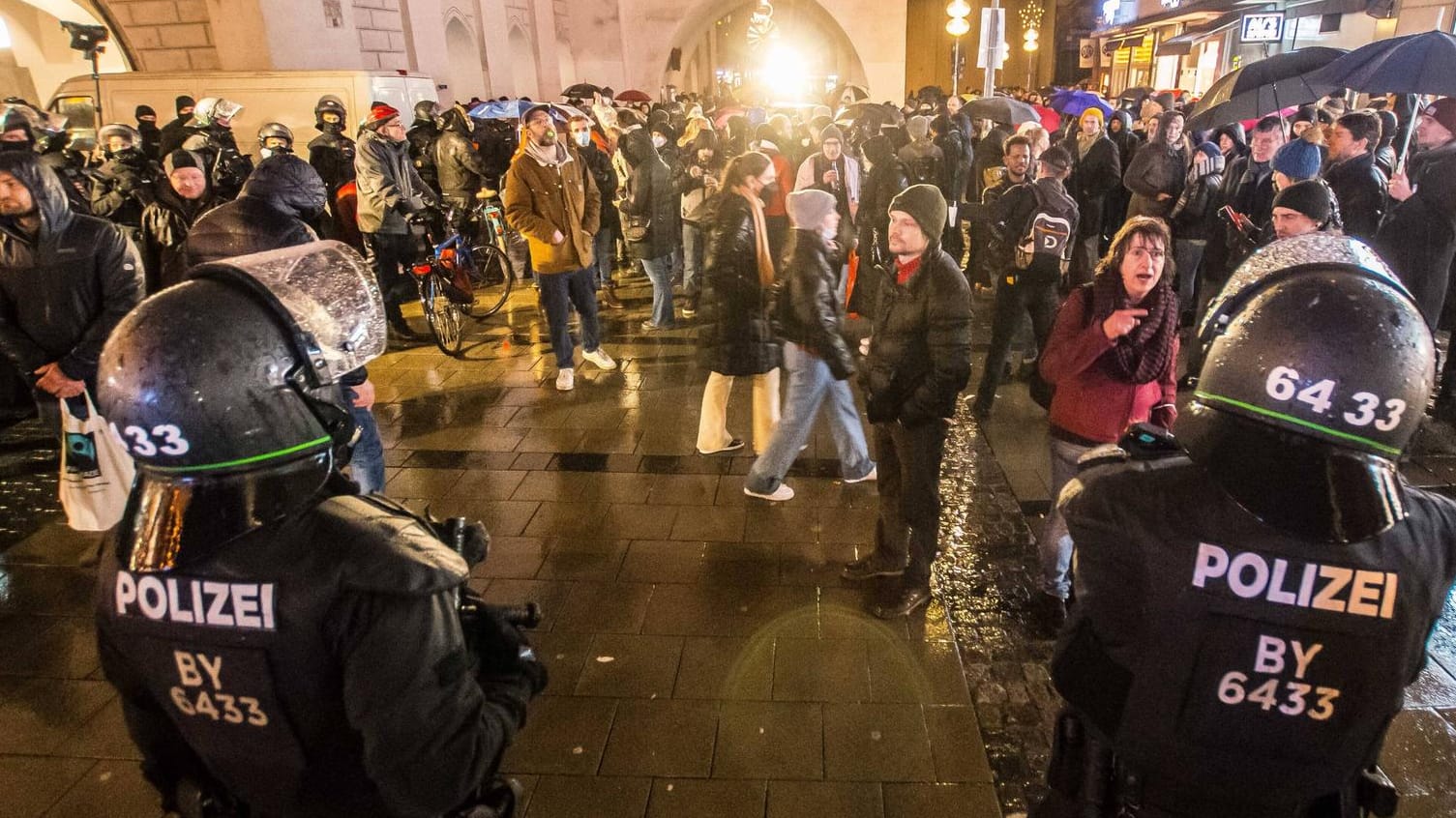 Corona-Proteste: In München kam es zuletzt zu Auseinandersetzungen bei einer Versammlung von etwa 5.000 Teilnehmern. Corona-Proteste: In München kam es zuletzt zu Auseinandersetzungen bei einer Versammlung von etwa 5.000 Teilnehmern.