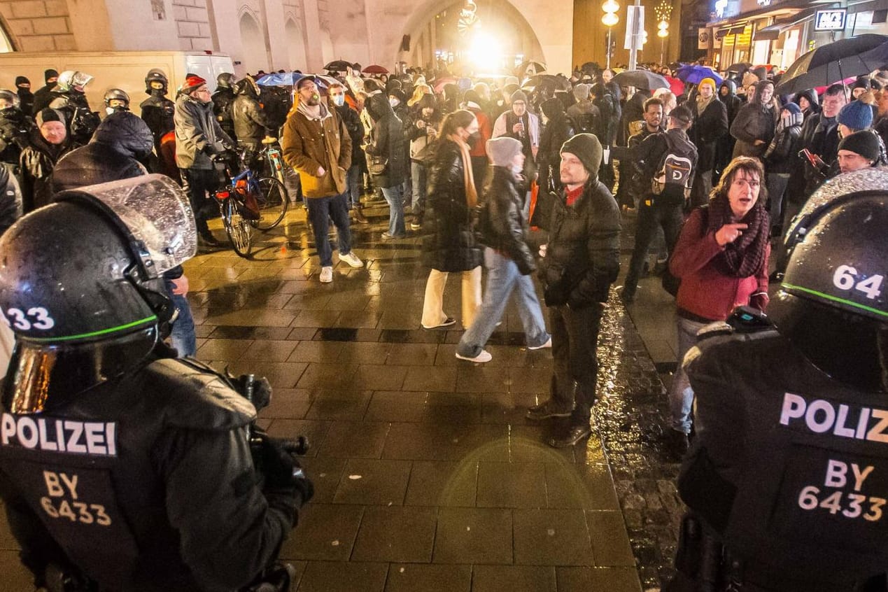 Corona-Proteste: In München kam es zuletzt zu Auseinandersetzungen bei einer Versammlung von etwa 5.000 Teilnehmern.