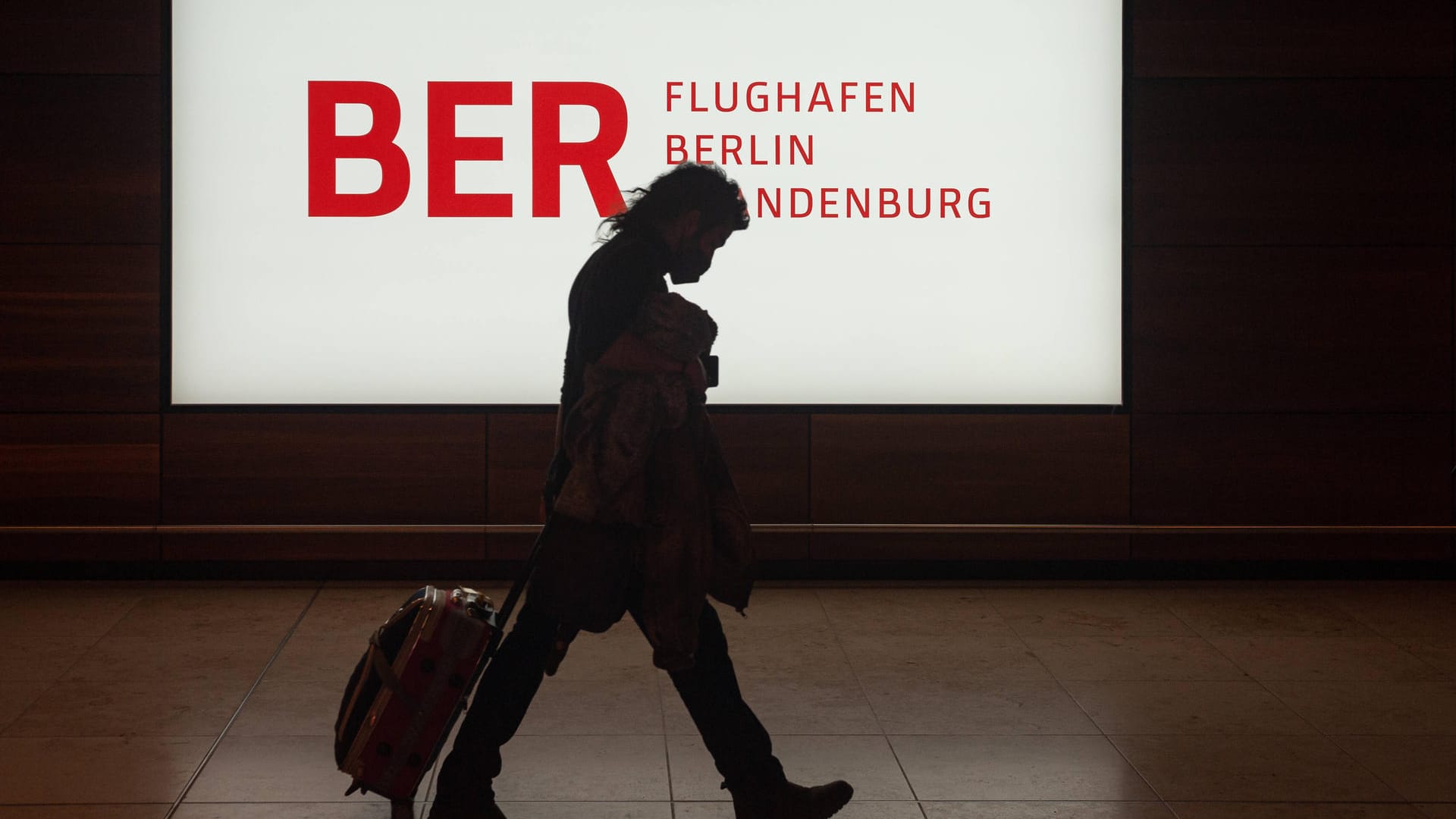 Reisender am BER (Symbolfoto): Der Hauptstadtflughafen blickt auf ein durchwachsenes Jahr zurück. Reisender am BER (Symbolfoto): Der Hauptstadtflughafen blickt auf ein durchwachsenes Jahr zurück.