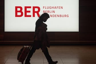 Reisender am BER (Symbolfoto): Der Hauptstadtflughafen blickt auf ein durchwachsenes Jahr zurück.