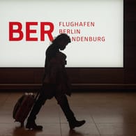 Reisender am BER (Symbolfoto): Der Hauptstadtflughafen blickt auf ein durchwachsenes Jahr zurück.