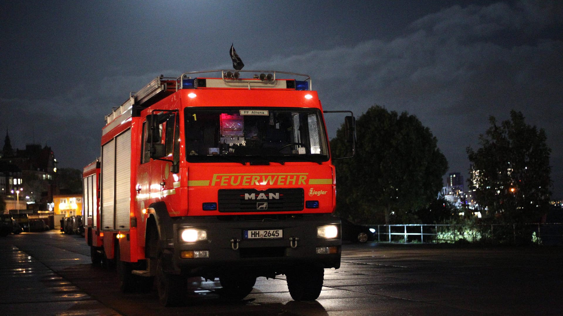 Einsatzwagen der Hamburger Feuerwehr (Archivbild): Bäume und Straßelaternen drohten, umzukippen. Einsatzwagen der Hamburger Feuerwehr (Archivbild): Bäume und Straßelaternen drohten, umzukippen.