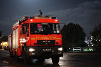 Einsatzwagen der Hamburger Feuerwehr (Archivbild): Bäume und Straßelaternen drohten, umzukippen.