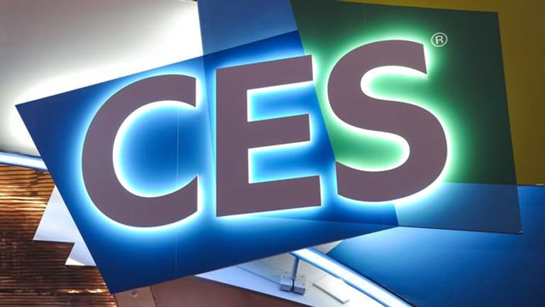 Das Logo der Technik-Messe CES ist im Las Vegas Convention Center zu sehen.