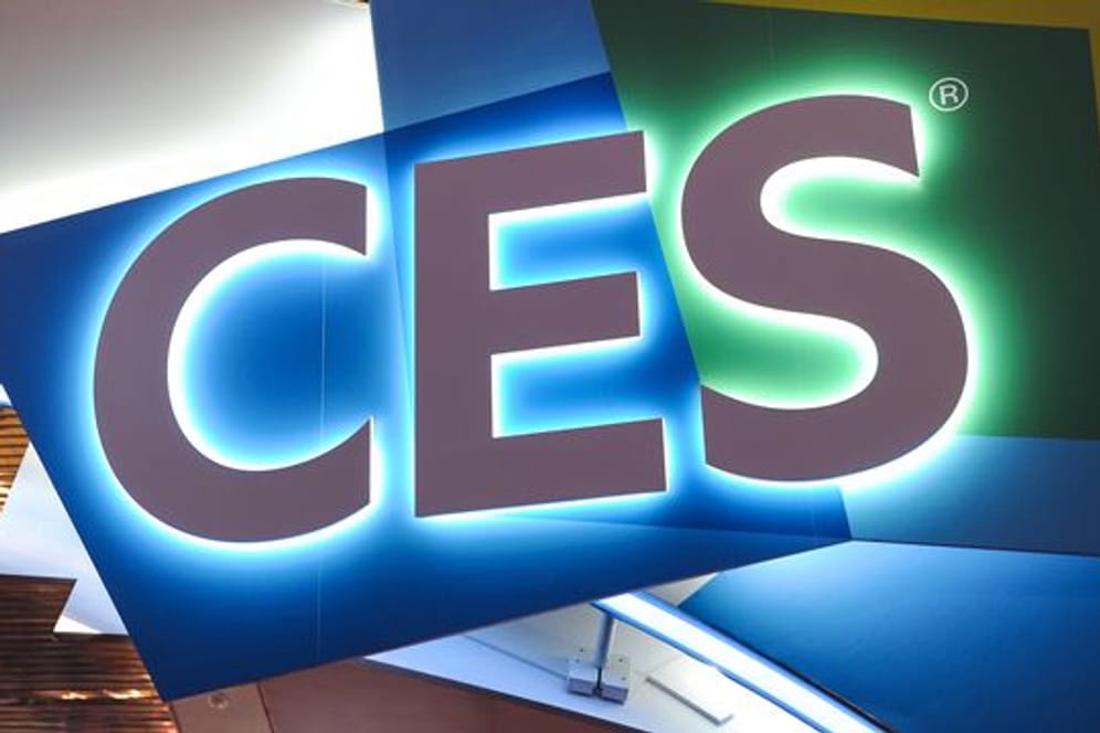 Das Logo der Technik-Messe CES ist im Las Vegas Convention Center zu sehen.
