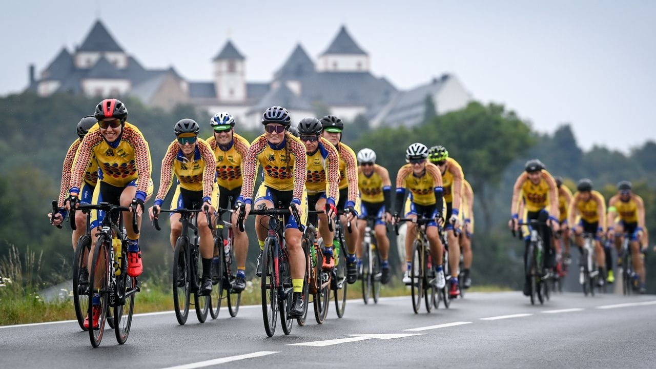 Mit einer Tour von Chemnitz nach Prag (hier vor der Augustusburg) werben Radsportler im September 2021 für die Kulturhauptstadt 2025 und das Projekt "European Peace Ride". Mit einer Tour von Chemnitz nach Prag (hier vor der Augustusburg) werben Radsportler im September 2021 für die Kulturhauptstadt 2025 und das Projekt "European Peace Ride".