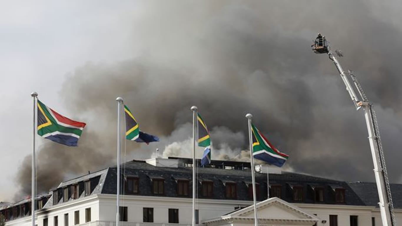 Ein Großbrand im Parlamentsgebäude von Südafrika in Kapstadt zerstörte am Neujahrswochenende den Sitzungssaal vollständig und brachte teile des Dachs zum einstürzen.