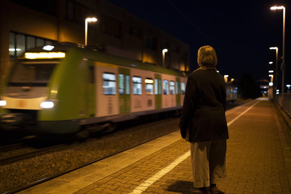 Eine Frau wartet in Dortmund auf einen Zug (Symbolbild): Auf mehreren Strecken muss mit Verspätungen gerechnet werden.
