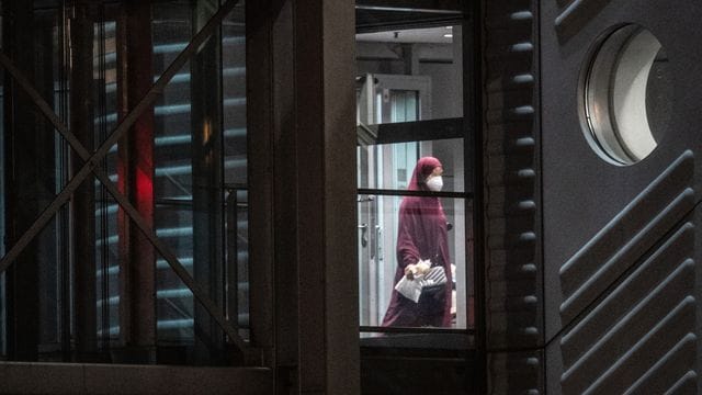 Eine verschleierte Frau mit Mund-Nasen-Bedeckung verlässt eine Chartermaschine und betritt einen abgeschirmten Bereich der Bundespolizei am Flughafen (Symbolbild). Eine verschleierte Frau mit Mund-Nasen-Bedeckung verlässt eine Chartermaschine und betritt einen abgeschirmten Bereich der Bundespolizei am Flughafen (Symbolbild).