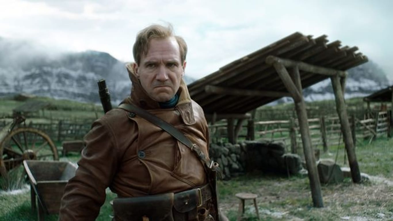 Ralph Fiennes als Oxford in einer Szene des Films "The King's Man: The Beginning".