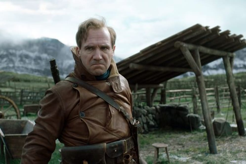 Ralph Fiennes als Oxford in einer Szene des Films "The King's Man: The Beginning".