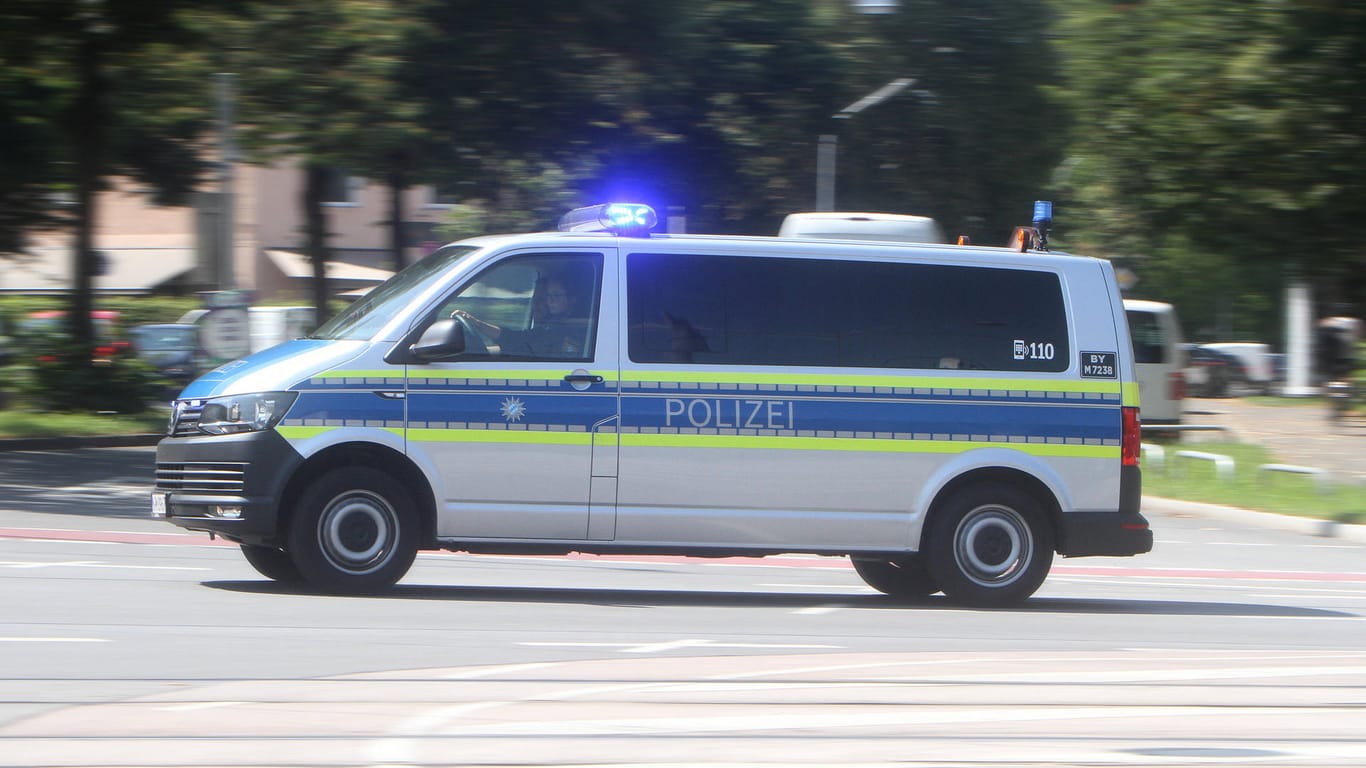 Polizeifahrzeug (Symbolbild): Der Täter konnte flüchten.