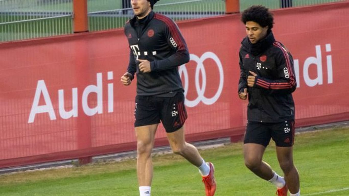 Leon Goretzka (l) und Serge Gnabry haben mit dem FC Bayern wieder das Training aufgenommen.
