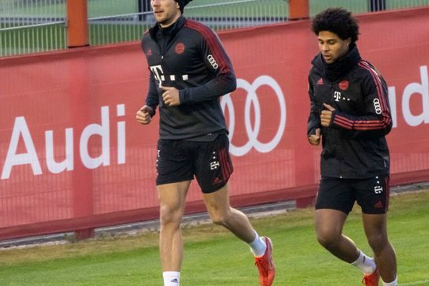 Leon Goretzka (l) und Serge Gnabry haben mit dem FC Bayern wieder das Training aufgenommen.