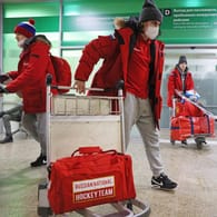 Heimflug mit Hindernissen: Die russische U20-Mannschaft am Scheremetjewo-Airport in Moskau – nachdem das Team zunächst aus der ursprünglich gebuchten Maschine über Frankfurt geflogen war, kam es am Sonntag mit deutlicher Verzögerung zuhause an.
