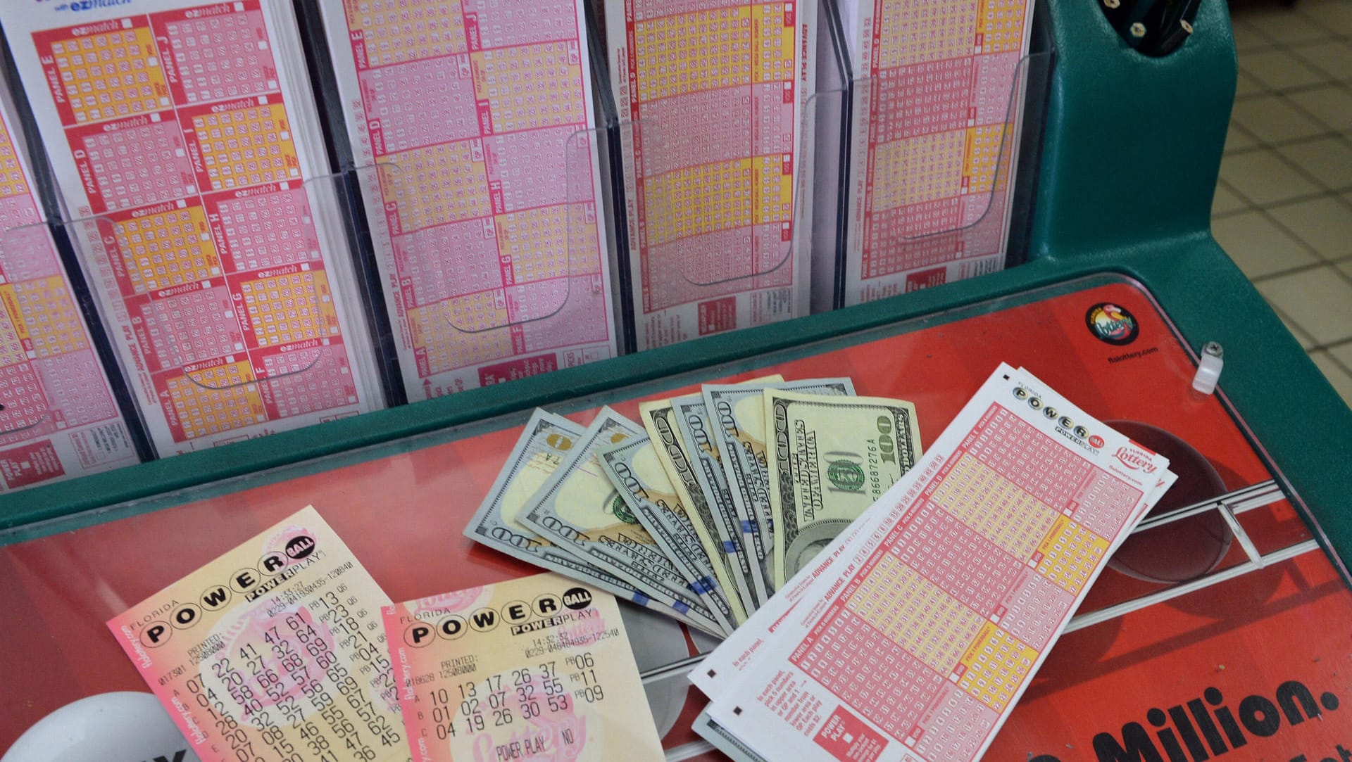 Powerball-Lose: Die Gewinnsummen liegen bei der US-Lotterie deutlich höher als in Deutschland, Rekord waren fast 1,6 Milliarden US-Dollar im Jahr 2016. Powerball-Lose: Die Gewinnsummen liegen bei der US-Lotterie deutlich höher als in Deutschland, Rekord waren fast 1,6 Milliarden US-Dollar im Jahr 2016.