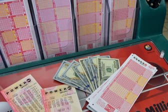 Powerball-Lose: Die Gewinnsummen liegen bei der US-Lotterie deutlich höher als in Deutschland, Rekord waren fast 1,6 Milliarden US-Dollar im Jahr 2016.