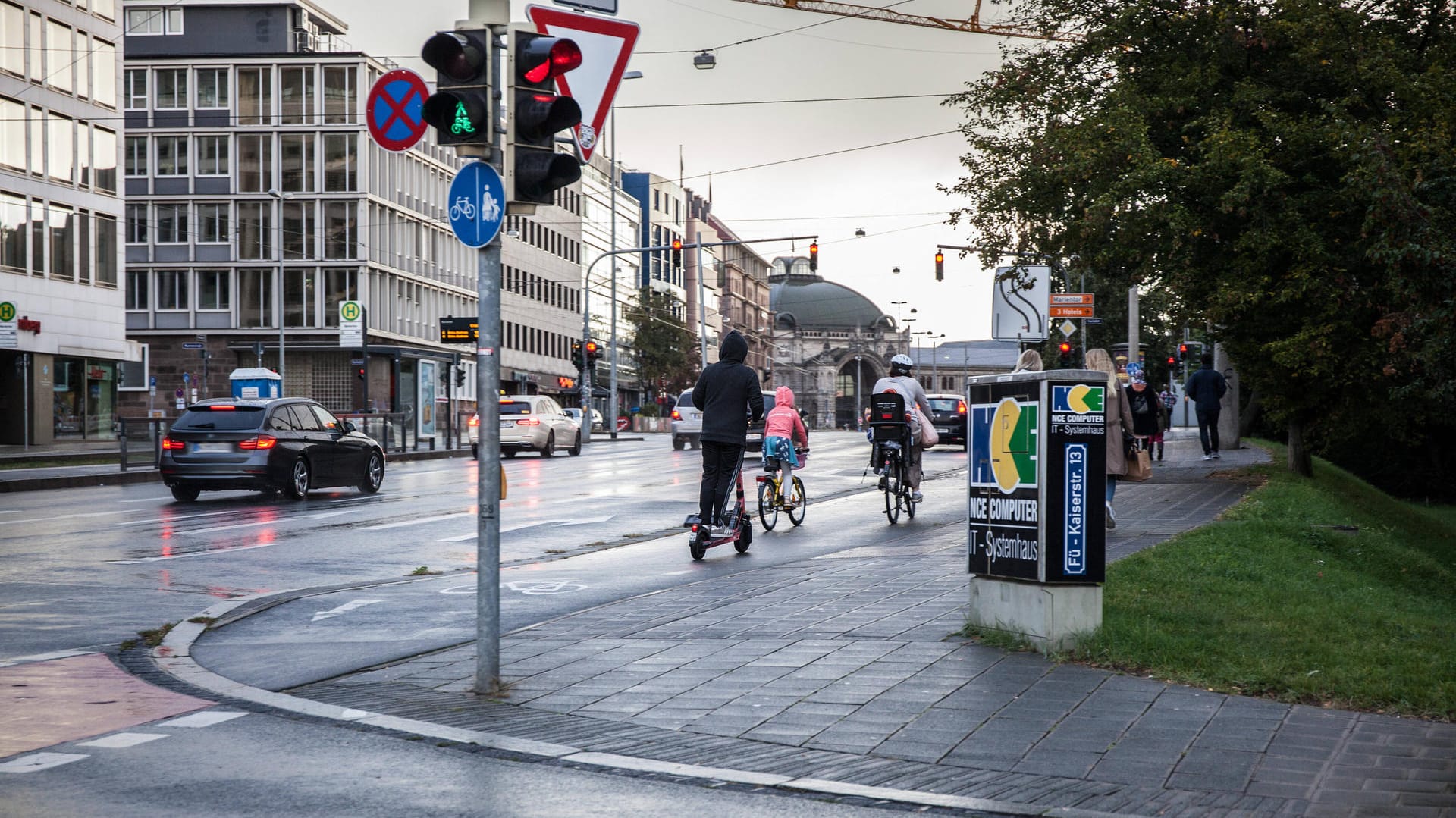 Fahrradweg in Nürnberg (Archivbild): Die Stadt will weiter in die Verbesserung der Radinfrastruktur investieren. Fahrradweg in Nürnberg (Archivbild): Die Stadt will weiter in die Verbesserung der Radinfrastruktur investieren.