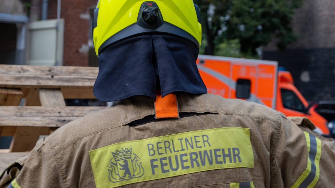 Ein Berliner Feuerwehrmann (Symbolbild): Im Gebiet Heerstraße-Nord hatte es zuletzt mehrere Brände gegeben.