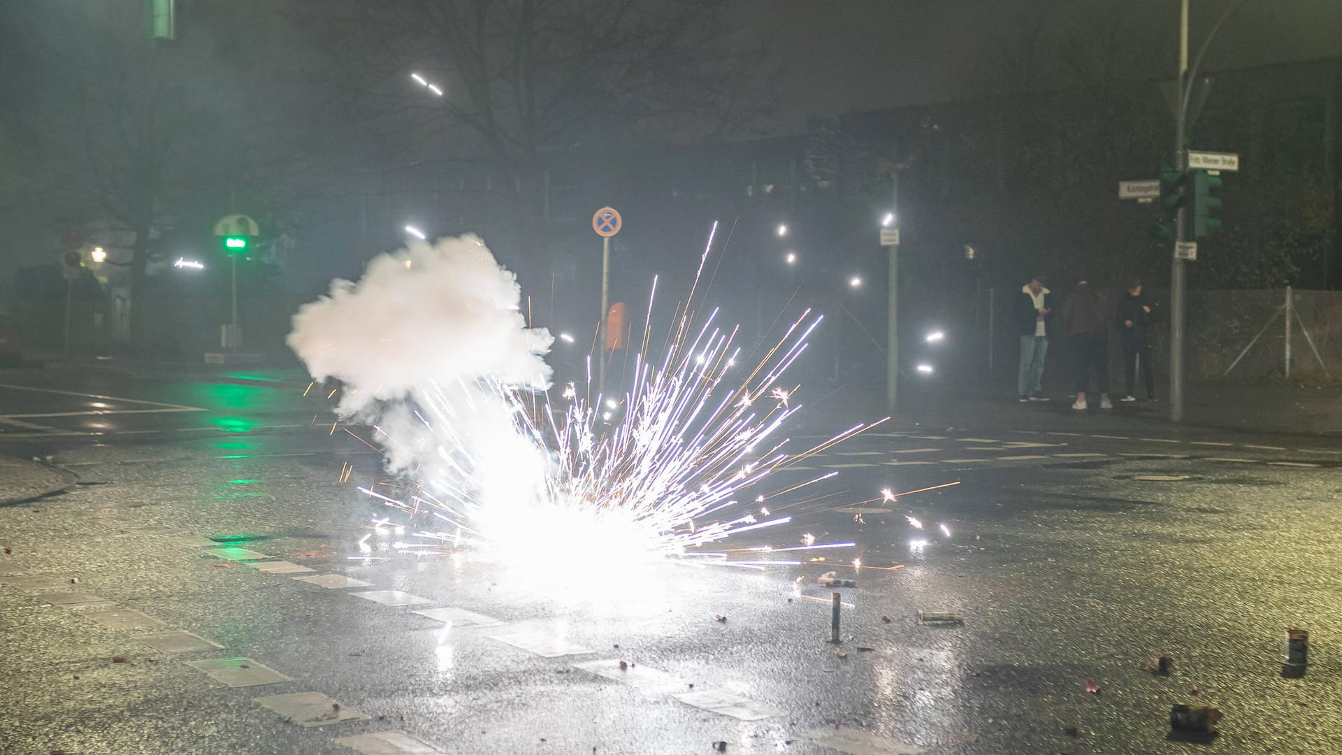 Ein Böller explodiert an Silvester in Berlin (Archivbild): Bisher ist unklar, was genau die Verletzungen des Jungen verursachte.