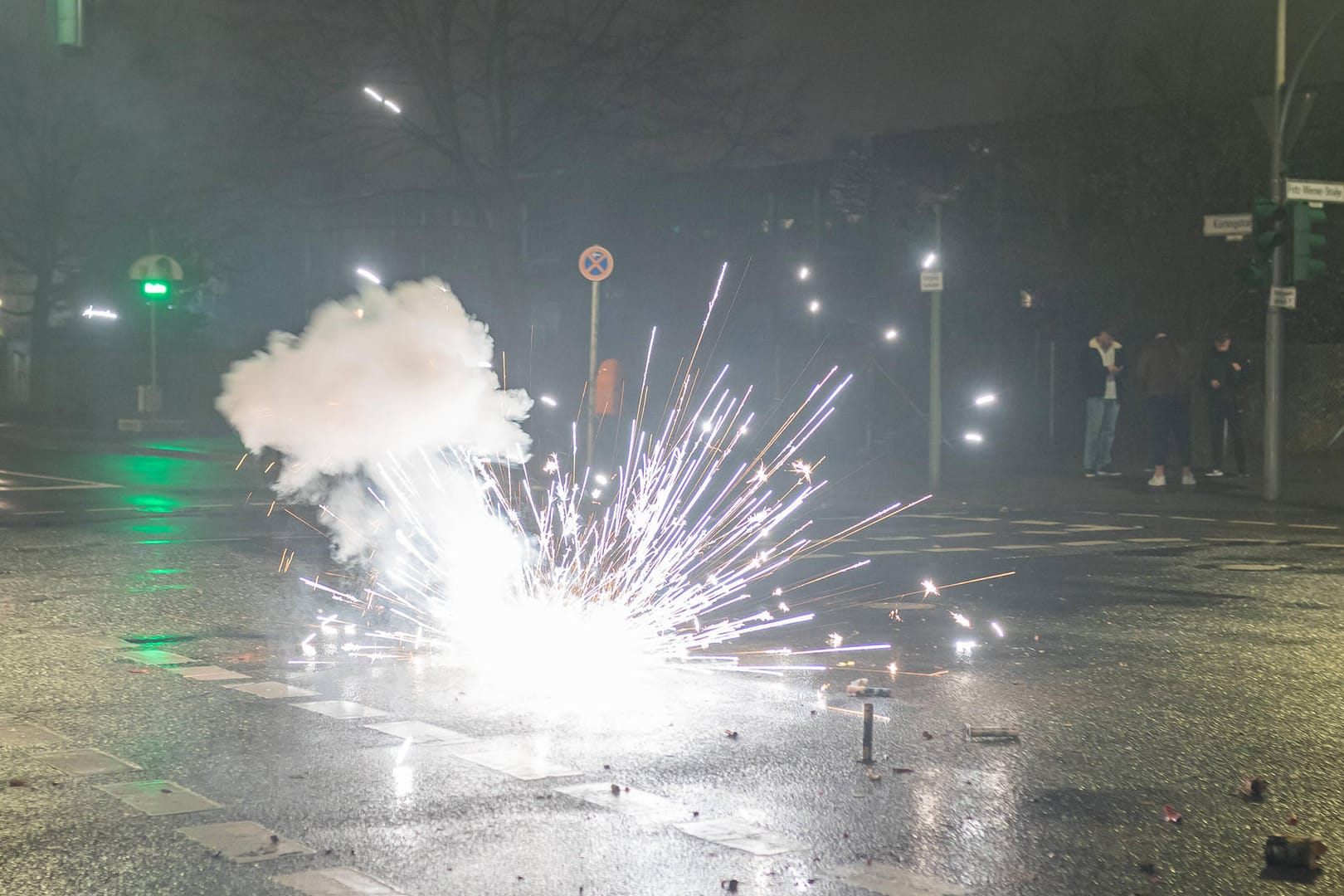 Ein Böller explodiert an Silvester in Berlin (Archivbild): Bisher ist unklar, was genau die Verletzungen des Jungen verursachte.