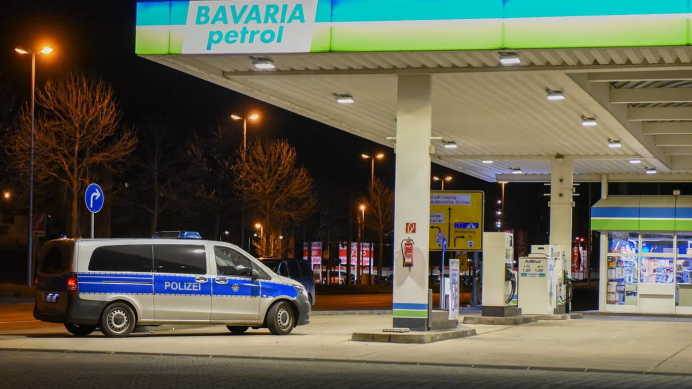 Polizei am Tatort: Nachdem die Tankstelle mittlerweile zum dritten Mal innerhalb kurzer Zeit überfallen worden war, haben die Beamten jetzt einen Verdächtigen gefasst.