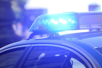 Ein Einsatzwagen der Polizei mit Blaulicht (Symbolbild): In München wurde ein junger Raser gestoppt.