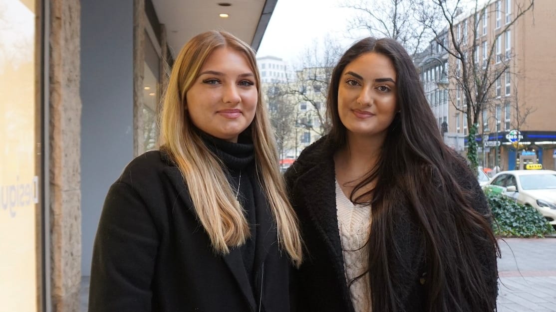 Endlich mal wieder feiern gehen – das würden Sarah Strunk (18, l.) und Dielbar Houro (17) gerne im neuenJahr.