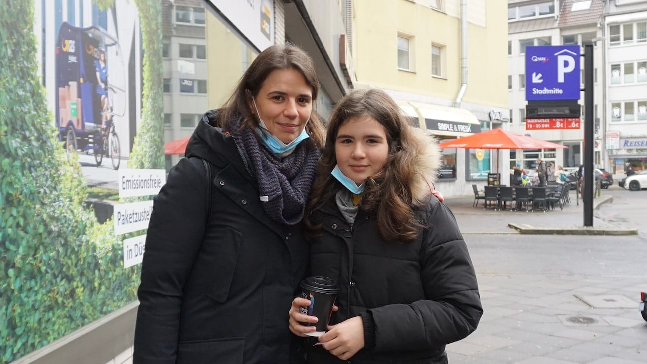 Antonietta (l.) und Tochter Giulia Puccia wünschen sich für das neue Jahr endlich ein Ende der Corona-Pandemie.