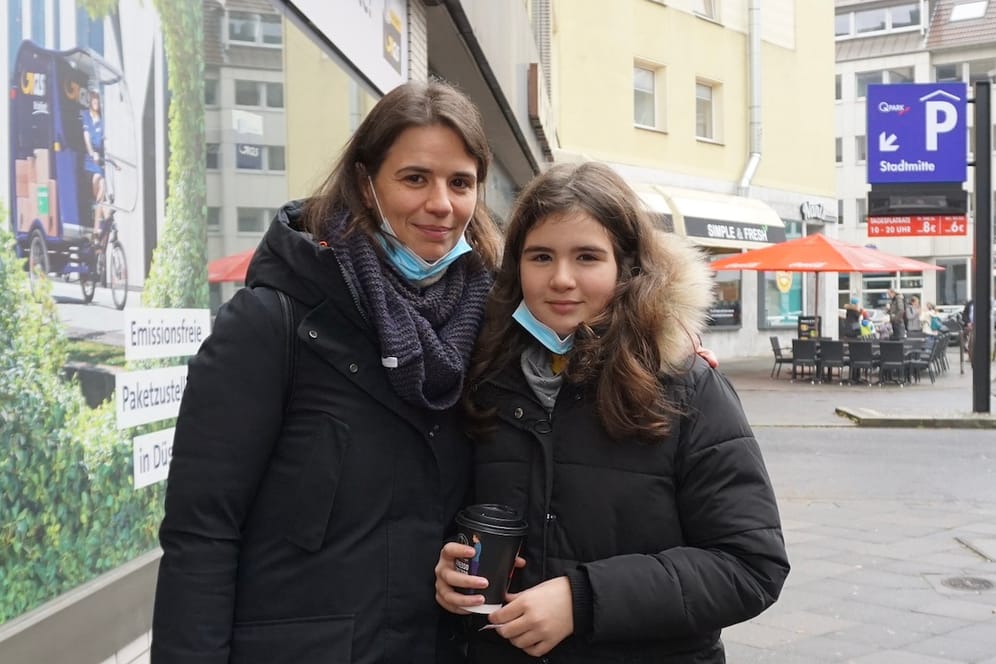 Antonietta (l.) und Tochter Giulia Puccia wünschen sich für das neue Jahr endlich ein Ende der Corona-Pandemie.