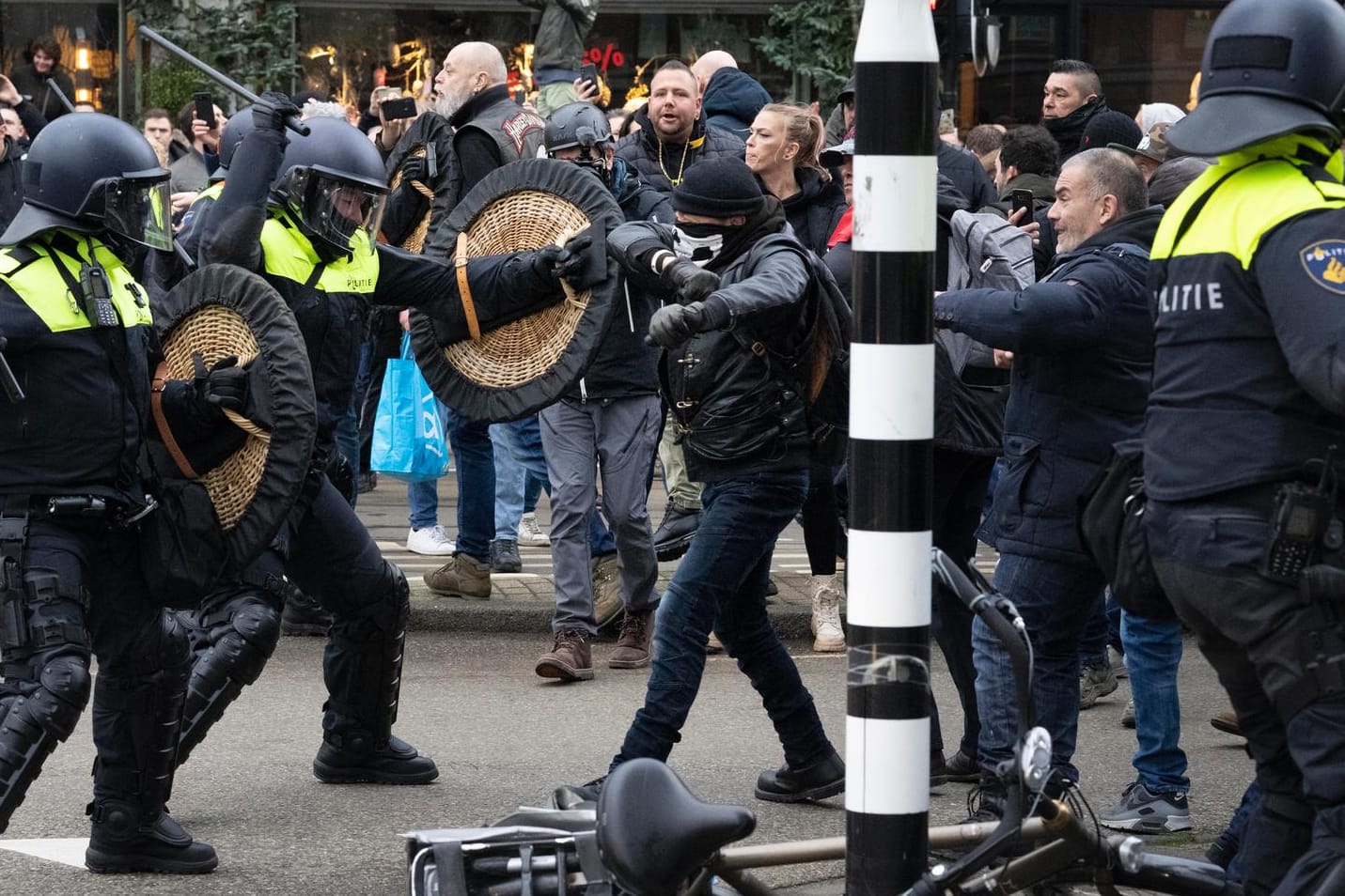 Die Polizei stößt mit Demonstranten zusammen: Die Teilnehmer hatten sich offiziell zum "Kaffeetrinken" verabredet.