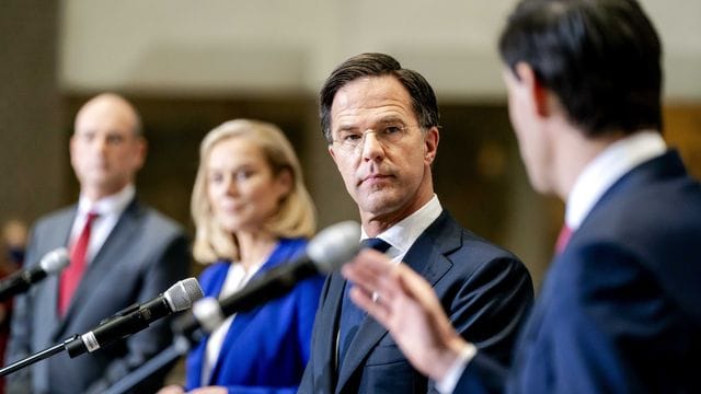 Gert-Jan Segers, Fraktionsvorsitzender der ChristenUnie, Sigrid Kaag, Parteivorsitzende der D66, Mark Rutte, Minsterpräsidentder Niederlande und Parteivorsitzender der VVD, und Wopke Hoekstra, Finanzminister im niederländischen Kabinett und Parteivorsitzender der CDA (v.