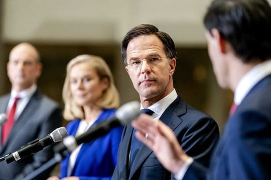 Gert-Jan Segers, Fraktionsvorsitzender der ChristenUnie, Sigrid Kaag, Parteivorsitzende der D66, Mark Rutte, Minsterpräsidentder Niederlande und Parteivorsitzender der VVD, und Wopke Hoekstra, Finanzminister im niederländischen Kabinett und Parteivorsitzender der CDA (v.