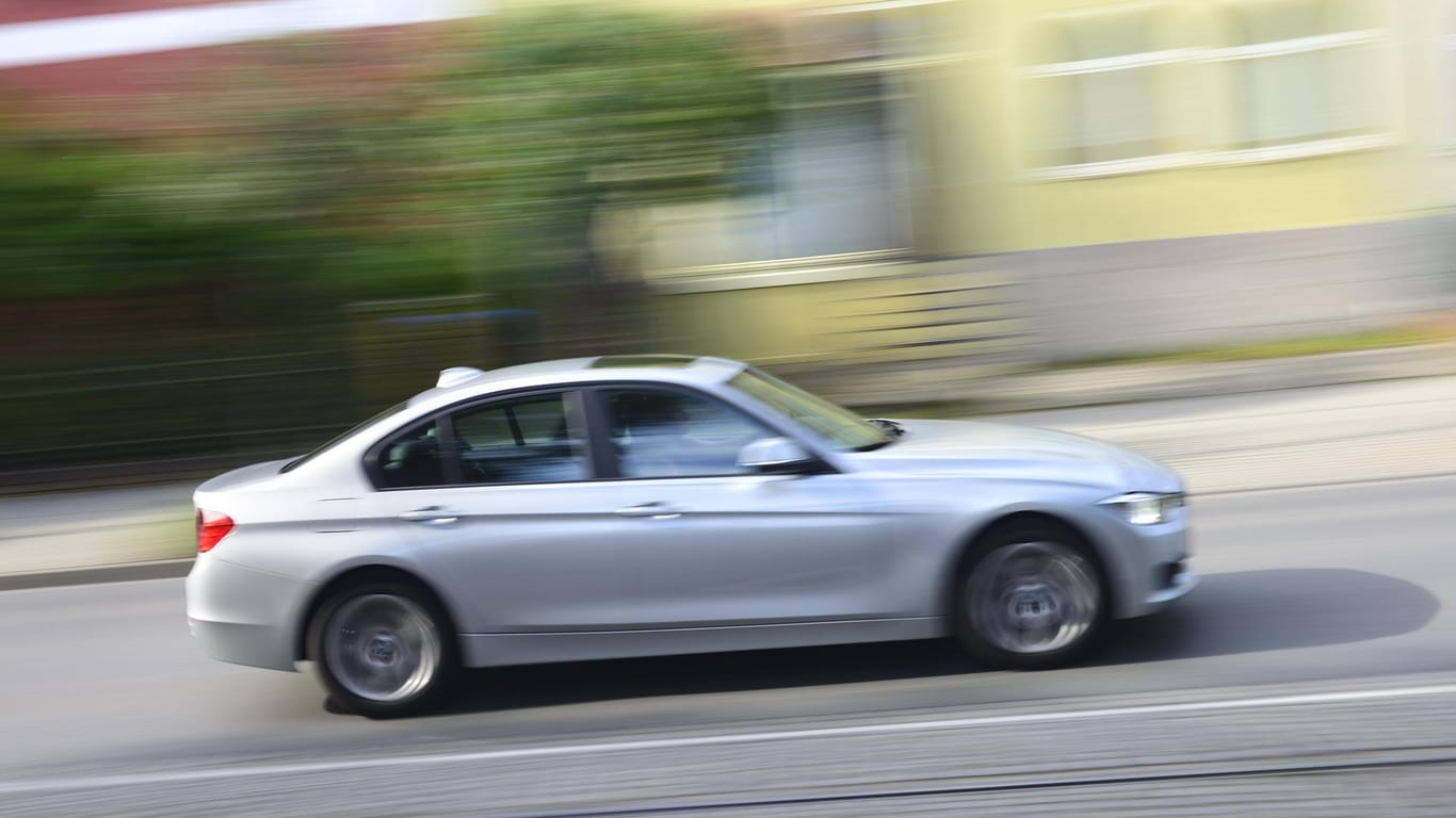 Ein Pkw fährt mit hoher Geschwindigkeit durch die Stadt (Symbolbild): In München hat die Polizei einen viel zu schnellen Autofahrer gestoppt.