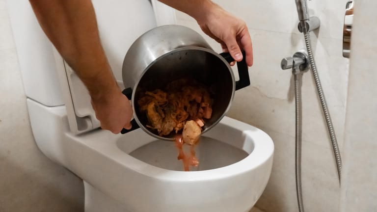 Suppenreste in der Toilette entsorgen: Vor allem in Zeiten der Corona-Pandemie eine zusätzliche Belastung für die Abwasserbetriebe.