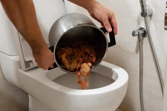 Suppenreste in der Toilette entsorgen: Vor allem in Zeiten der Corona-Pandemie eine zusätzliche Belastung für die Abwasserbetriebe.