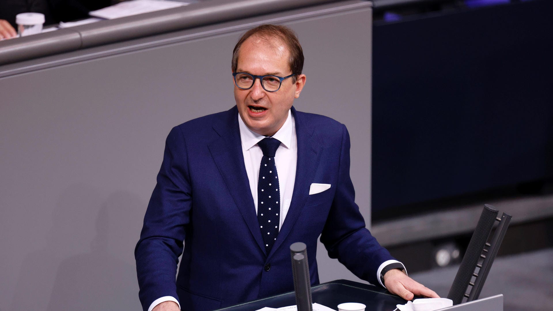Alexander Dobrindt: Der Politiker war laut den Berichten zweifach geimpft und geboostert. Alexander Dobrindt: Der Politiker war laut den Berichten zweifach geimpft und geboostert.