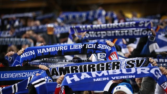 Fans des HSV feiern ihre Mannschaft (Symbolbild): Der Sportchef sieht den Verein rein wirtschaftlich im Mittelfeld der Liga. Fans des HSV feiern ihre Mannschaft (Symbolbild): Der Sportchef sieht den Verein rein wirtschaftlich im Mittelfeld der Liga.