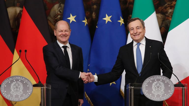 Italiens Ministerpräsident Mario Draghi (r.) mit Kanzler Olaf Scholz: Die beiden können Europas Politik mit ihrer sachlichen Art prägen.