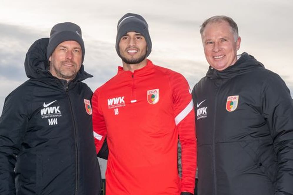 Willkommen in Augsburg: FCA-Coach Markus Weinzierl (l) und Sportdirektor Stefan Reuter (r) begrüßen Ricardo Pepi.